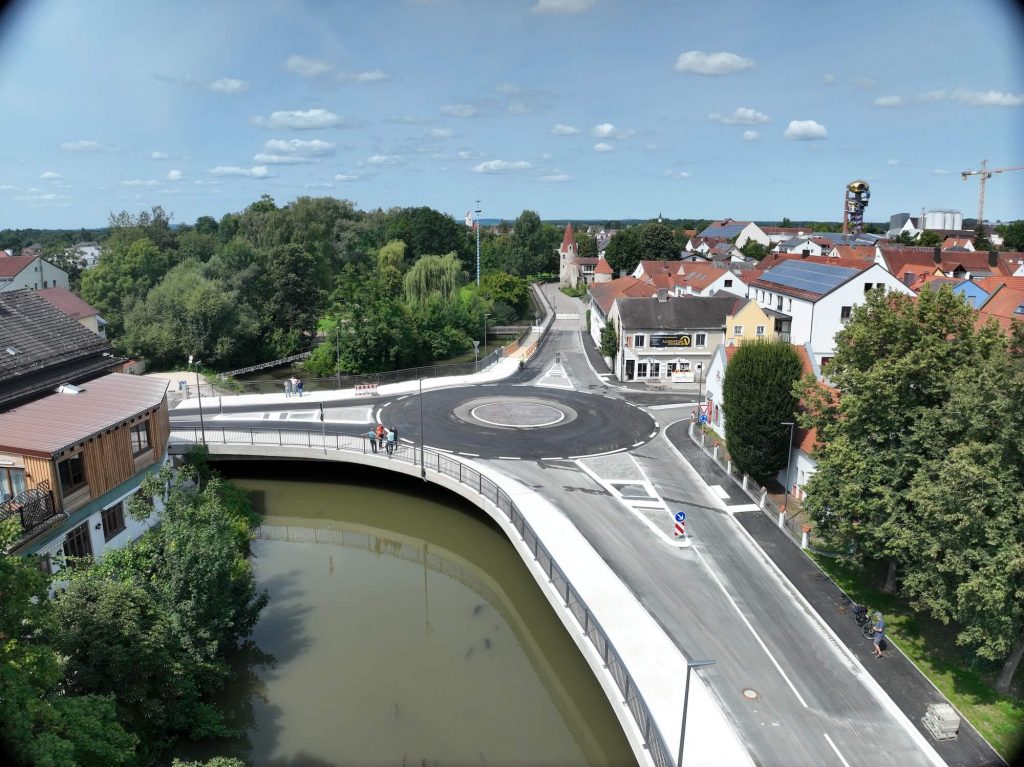 Bild von der fertigen Abensbrücke in Abensberg