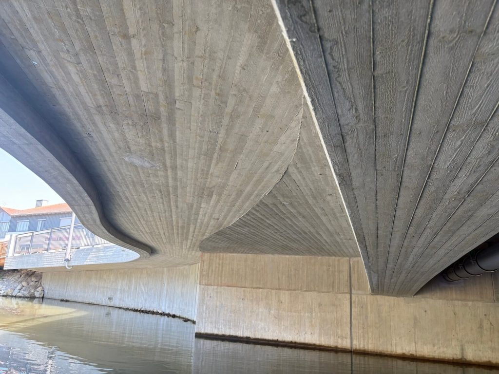 Unteransicht der Abensbrücke in Abensberg