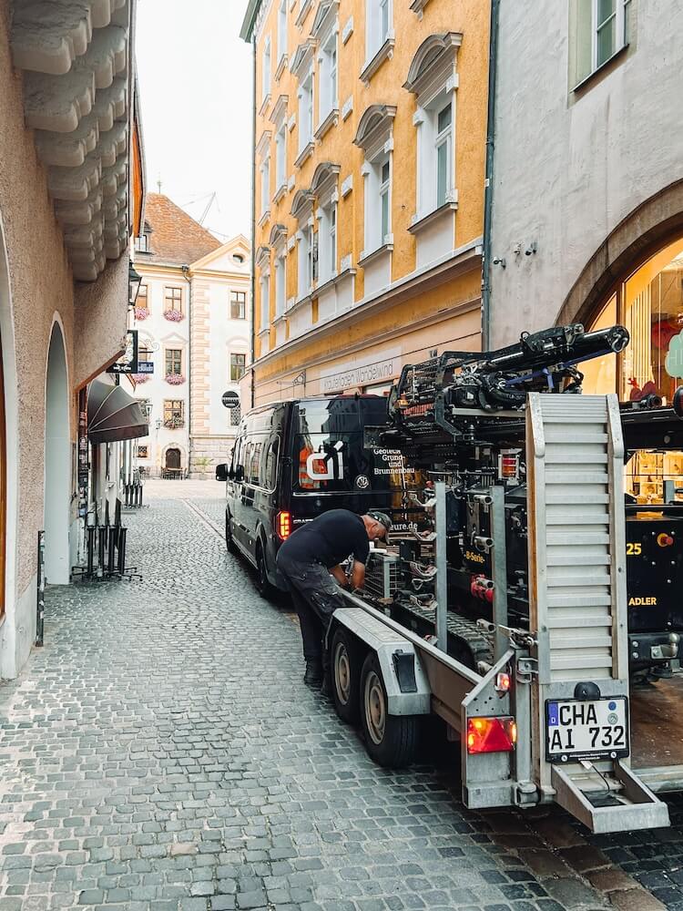 Bohrarbeiten in Regensburg - ALTMANN Ingenieure - Experten in der Geotechnik mit Bohrgerät in Regensburger Altstadt