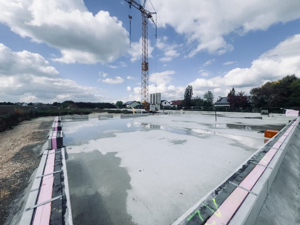 L-förmige Bodenplatte - die Basis für das neue Kinderhaus in Schierling - ALTMANN Ingenieure in Planung involviert