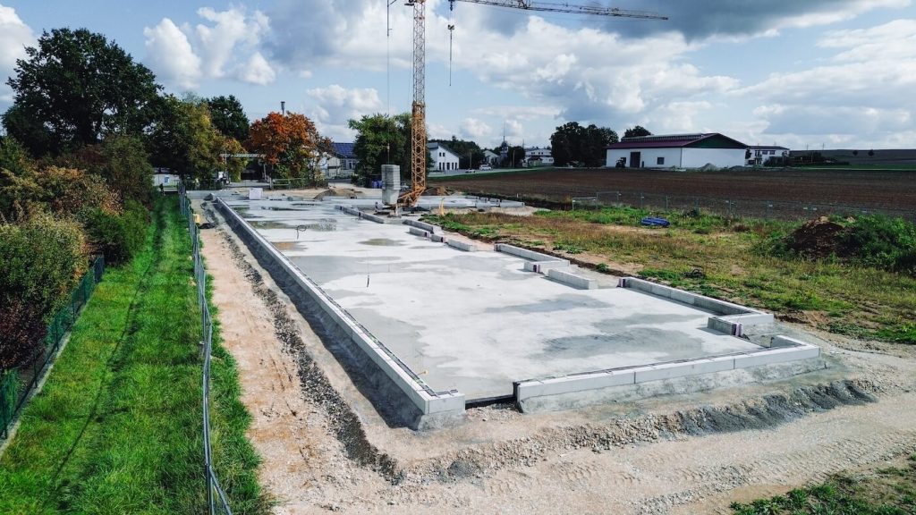 L-förmige Bodenplatte - die Basis für das neue Kinderhaus in Schierling - ALTMANN Ingenieure in Planung involviert