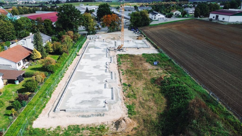 Luftaufnahmen der L-förmigen Bodenplatten - hier entsteht das neue Kinderhaus in Schierling - ALTMANN Ingenieure aus Cham ist an der Planung beteiligt
