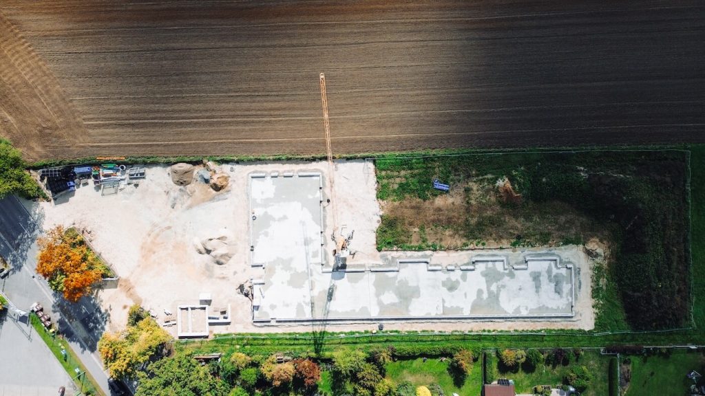 Luftaufnahmen der L-förmigen Bodenplatten - hier entsteht das neue Kinderhaus in Schierling - ALTMANN Ingenieure aus Cham ist an der Planung beteiligt